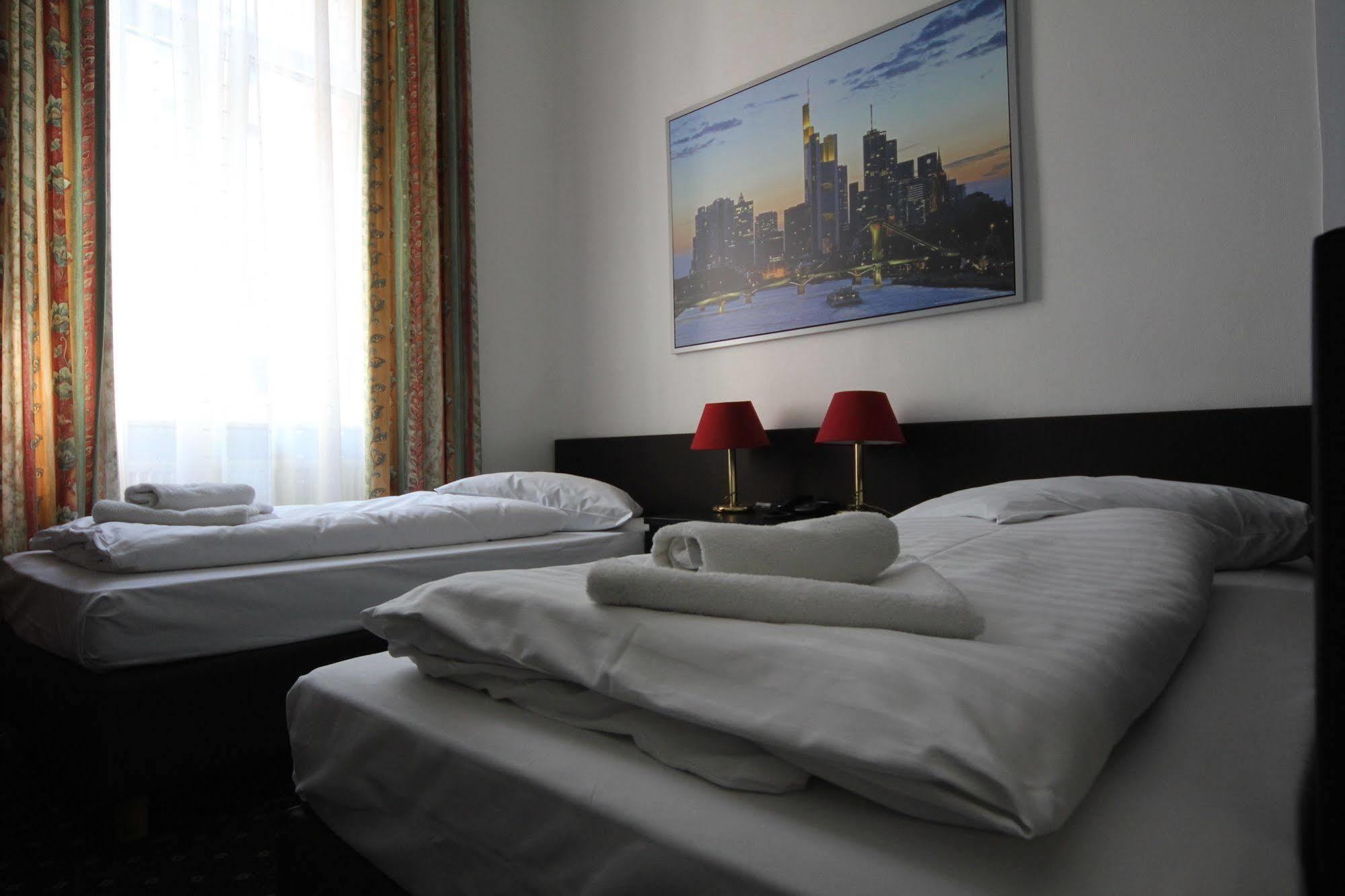 Carlton Hotel Francoforte sul Meno Esterno foto