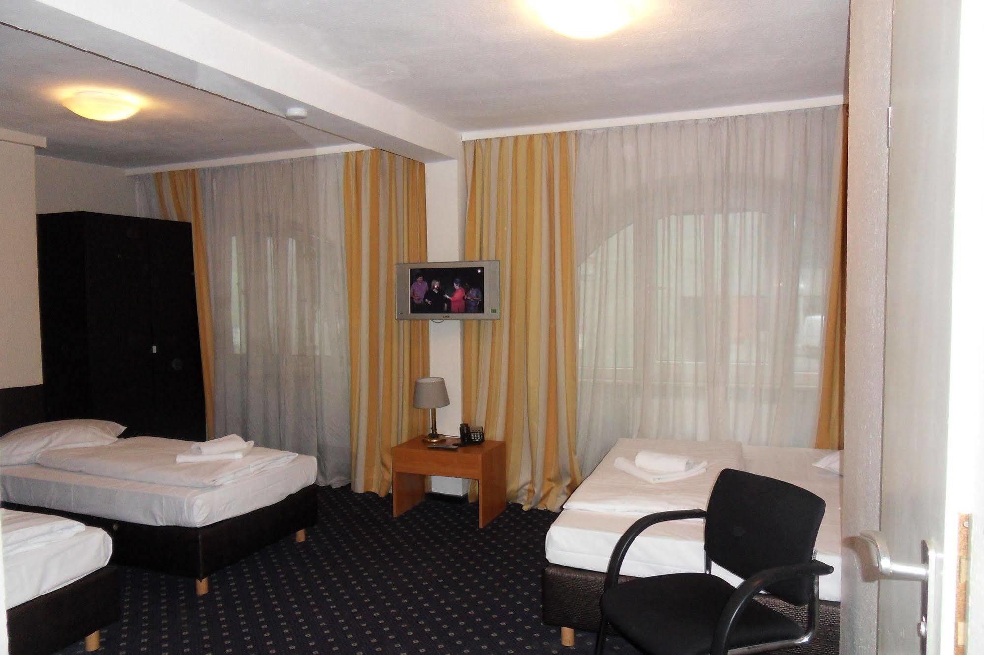 Carlton Hotel Francoforte sul Meno Esterno foto