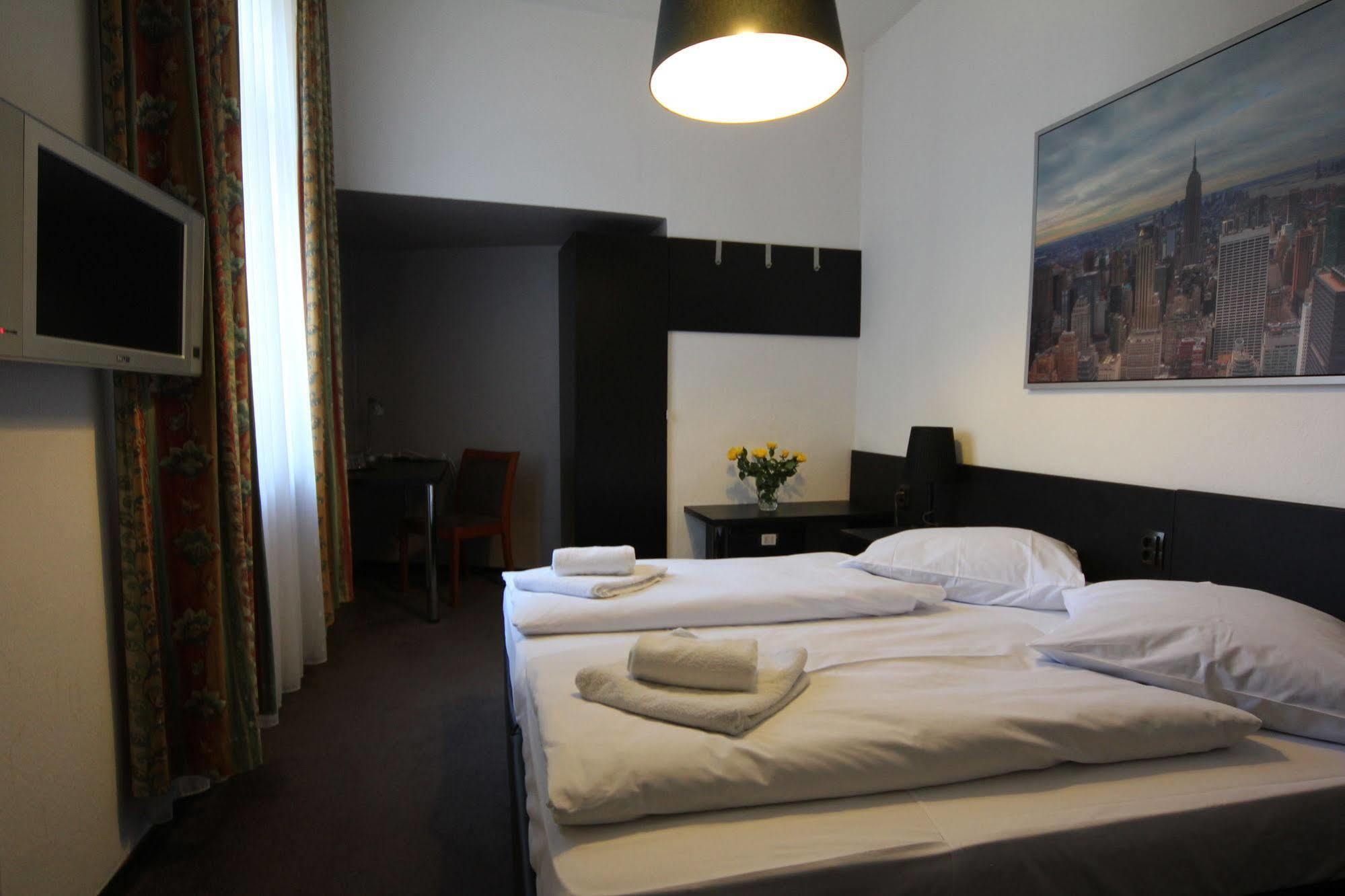 Carlton Hotel Francoforte sul Meno Esterno foto